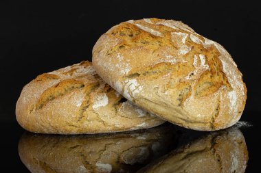 Çavdar buğday ekmeği siyah cam izole