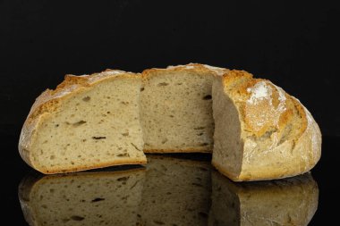 Çavdar buğday ekmeği siyah cam izole