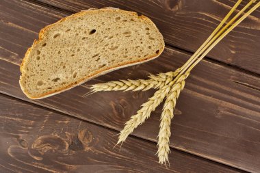 Kahverengi ahşap çavdar buğday ekmeği