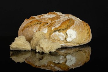 Çavdar buğday ekmeği siyah cam izole