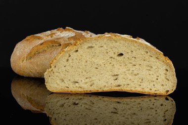 Çavdar buğday ekmeği siyah cam izole