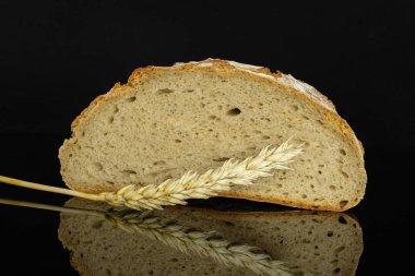 Çavdar buğday ekmeği siyah cam izole