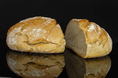 Çavdar buğday ekmeği siyah cam izole