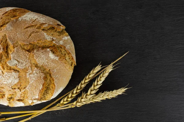 Gri taş üzerine çavdar buğday ekmeği