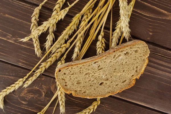 Kahverengi ahşap çavdar buğday ekmeği