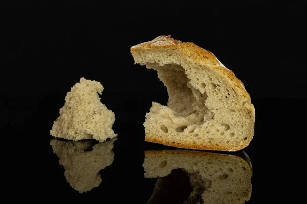 Rogge tarwe brood geïsoleerd op zwart glas — Stockfoto