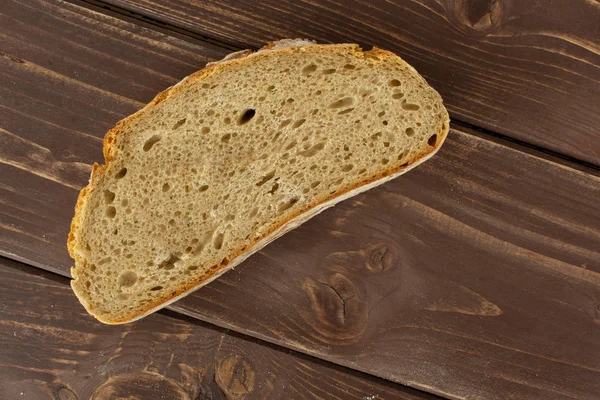 Pane di segale su legno marrone — Foto Stock