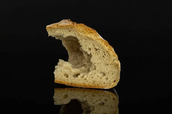 Pão de trigo de centeio isolado em vidro preto — Fotografia de Stock