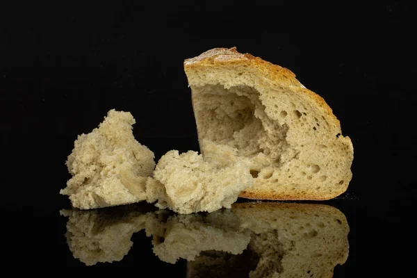Pão de trigo de centeio isolado em vidro preto — Fotografia de Stock