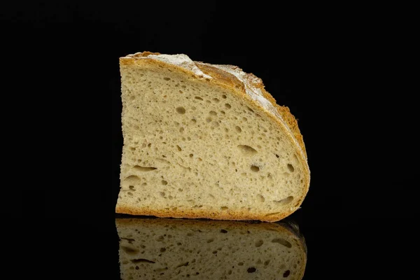 Pão de trigo de centeio isolado em vidro preto — Fotografia de Stock