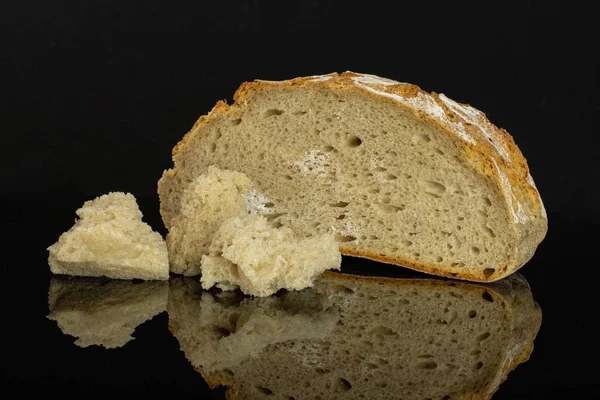 Pão de trigo de centeio isolado em vidro preto — Fotografia de Stock