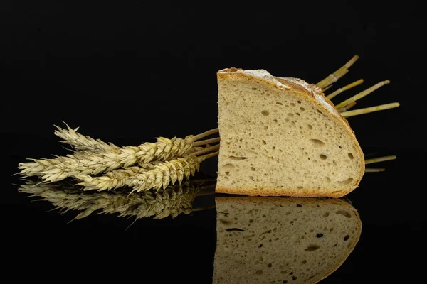 Pane di segale isolato su vetro nero — Foto Stock