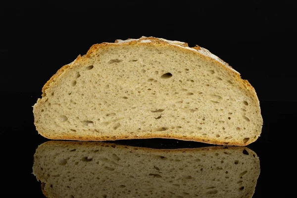 Chleb pszenny żytni izolowany na czarnym szkle — Zdjęcie stockowe