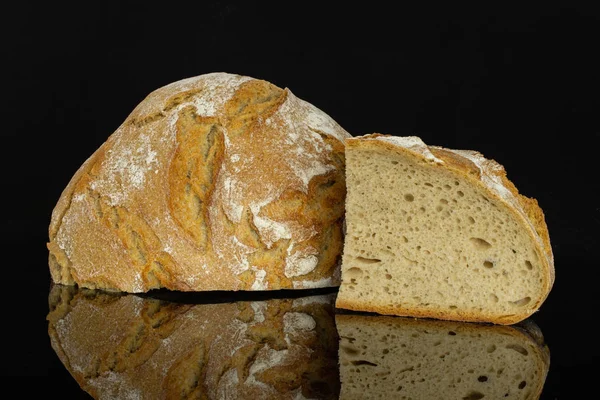 Chleb pszenny żytni izolowany na czarnym szkle — Zdjęcie stockowe