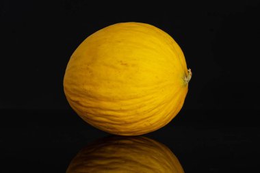 Siyah cam üzerine izole sarı kanarya kavunu