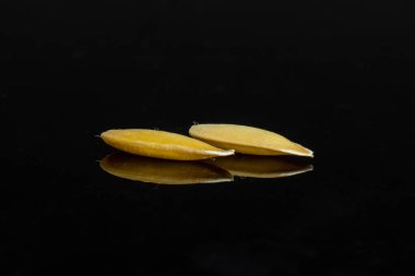 Siyah cam üzerine izole sarı kanarya kavunu