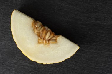 Gri taş üzerinde sarı kanarya kavunu