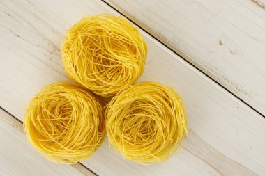 Gri ahşap melek saç makarna