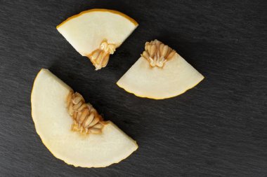 Gri taş üzerinde sarı kanarya kavunu