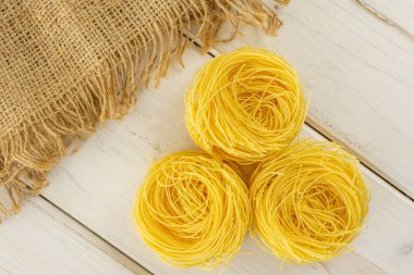 Gri ahşap melek saç makarna