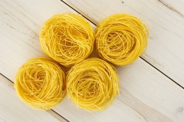 Gri ahşap melek saç makarna