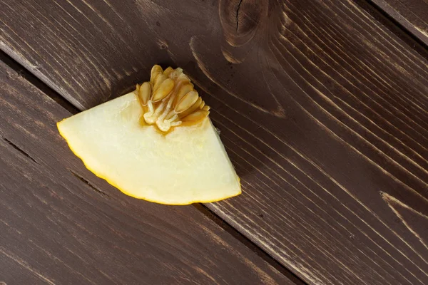Melón canario amarillo sobre madera marrón — Foto de Stock