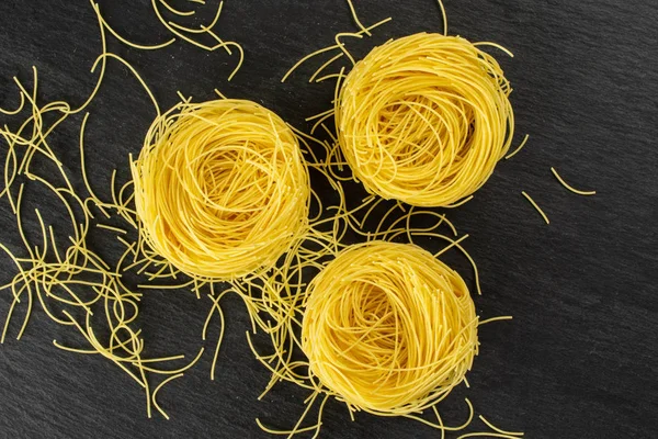 Angel Hair pasta på grå sten — Stockfoto