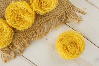 Gri ahşap melek saç makarna