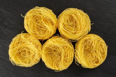 Gri taş üzerinde melek saç makarna