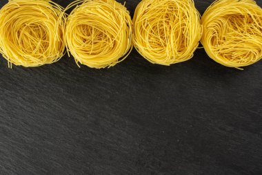 Gri taş üzerinde melek saç makarna