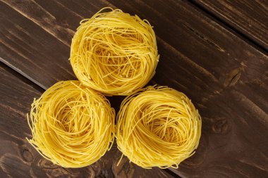 Kahverengi ahşap melek saç makarna