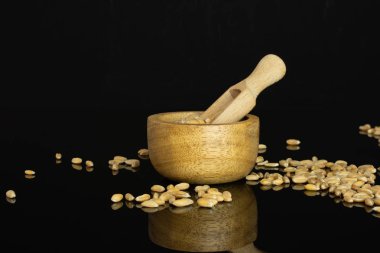 Dinkel buğday tanesi siyah cam üzerine izole