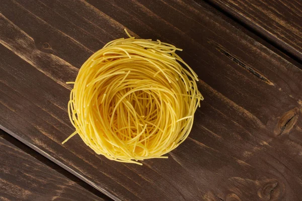 Angel Hair pasta på brunt trä — Stockfoto