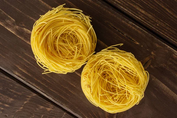 Angel Hair pasta på brunt trä — Stockfoto
