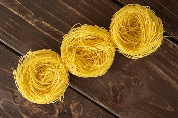 Angel Hair pasta på brunt trä — Stockfoto