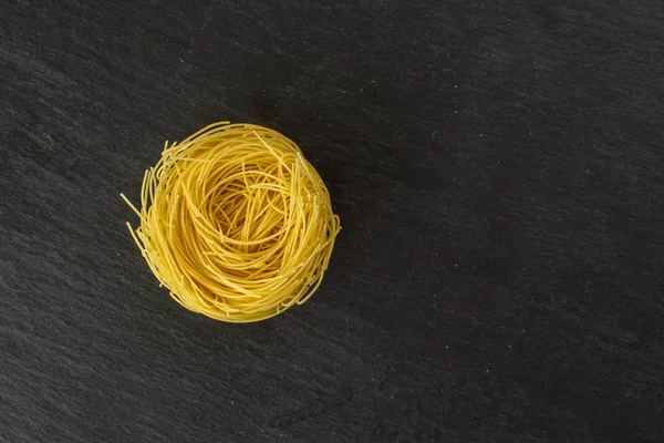 Angel Hair pasta på grå sten — Stockfoto