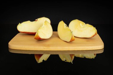 Siyah cam üzerinde izole elma kırmızı lezzetli