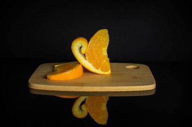 Siyah cam üzerinde izole tatlı turuncu