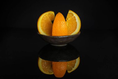 Siyah cam üzerinde izole tatlı turuncu