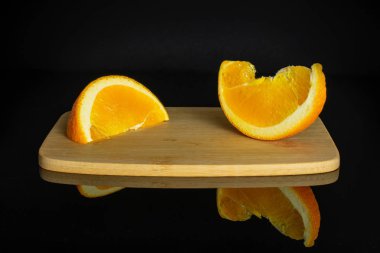 Siyah cam üzerinde izole tatlı turuncu