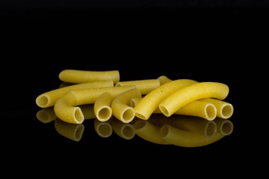 Siyah cam üzerinde izole ham Makarna Makarna