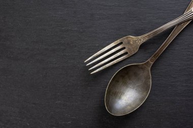 Gri taş üzerinde çiğ makarna makarna