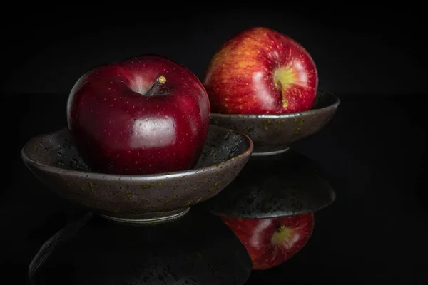 Apple vermelho delicioso isolado em vidro preto — Fotografia de Stock