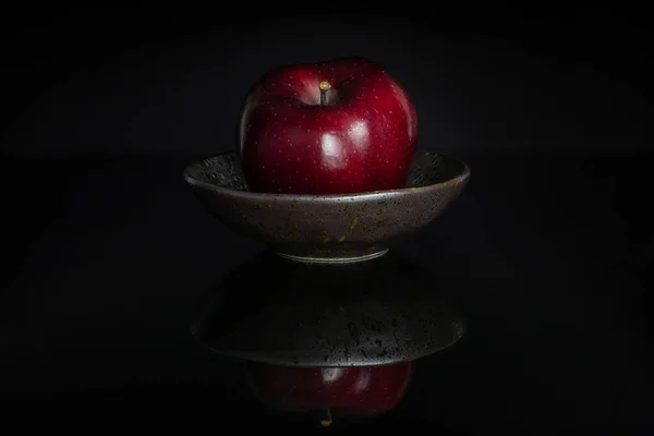 Μήλο κόκκινο νόστιμο απομονώνεται σε μαύρο γυαλί — Φωτογραφία Αρχείου