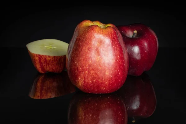 Apple vermelho delicioso isolado em vidro preto — Fotografia de Stock
