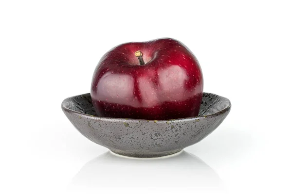 Яблоко красный вкусный изолирован на белом — стоковое фото