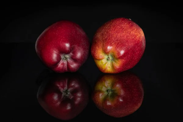 Apple vermelho delicioso isolado em vidro preto — Fotografia de Stock