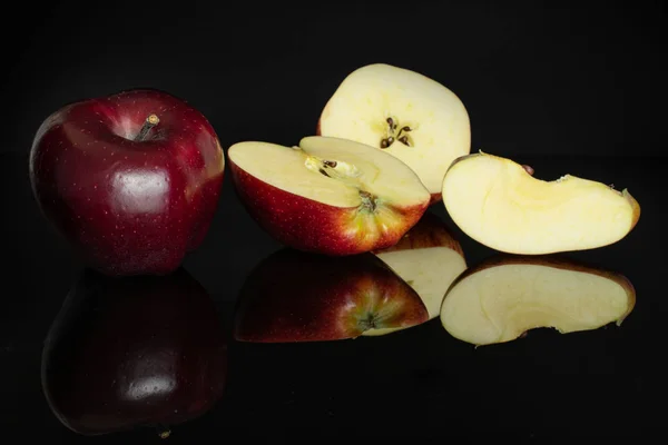 Apple vermelho delicioso isolado em vidro preto — Fotografia de Stock