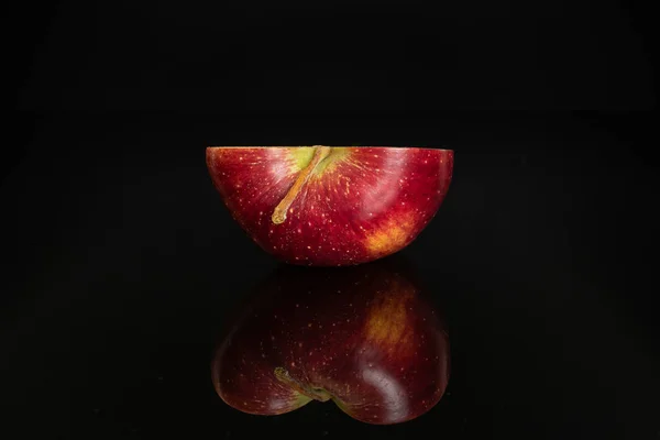 Apple vermelho delicioso isolado em vidro preto — Fotografia de Stock