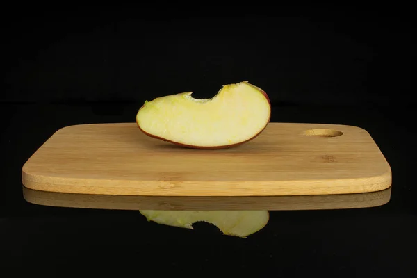 Apfelrot köstlich isoliert auf schwarzem Glas — Stockfoto